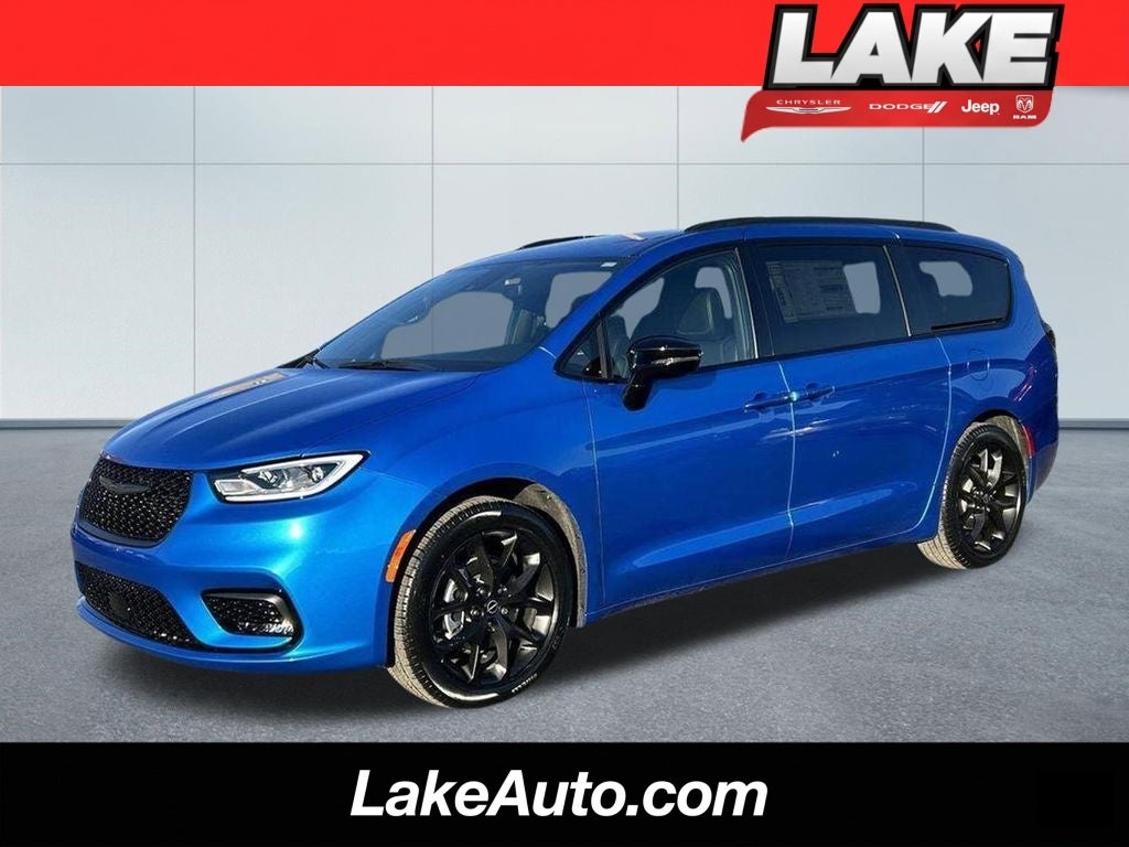 2026 Chrysler Pacifica Select in Hydro Blue Pearl-Coat Exterior Paint — front three-quarter view