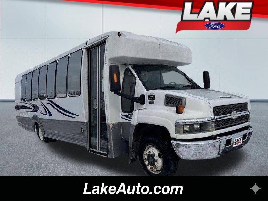2007 Chevrolet C5500 Commercial Cutaway in Summit White — front three-quarter view